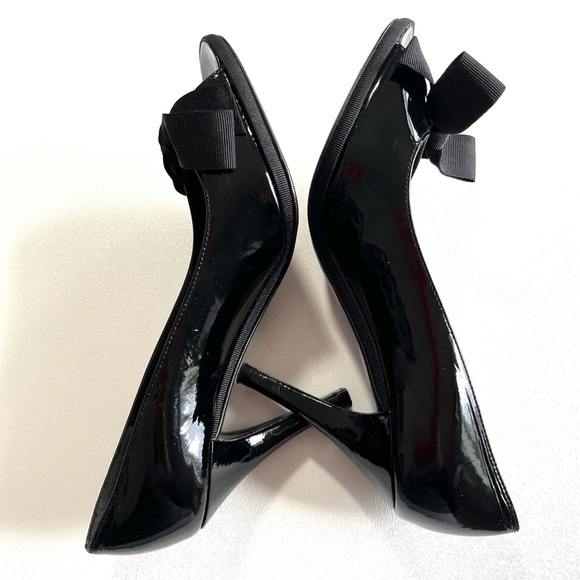 STUART WEITZMAN patent leather bow accents pump - Picture 5 of 11